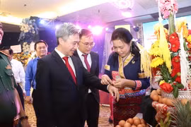 Ông Đặng Minh Thông, Phó Chủ tịch UBND tỉnh tham gia thực hiện nghi thức cột chỉ cổ tay cùng nhau chúc năm mới an khang, thịnh vượng tại ngày hội. (Nguồn: Báo Bà Rịa-Vũng Tàu)
