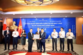 Chủ tịch UBND Thành phố Trần Sỹ Thanh đã trao Quyết định phê duyệt Điều chỉnh cục bộ Quy hoạch chi tiết tỷ lệ 1/500 cho lãnh đạo Tập đoàn Sumitomo. (Ảnh Mạnh Khánh/TTXVN)