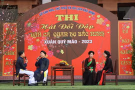 Chương trình biểu diễn trên sân khấu hát đối đáp của các cặp. (Ảnh: Thanh Thương/TTXVN)
