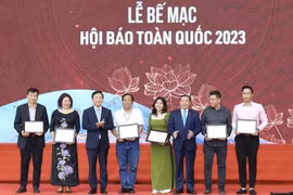 Phó Thủ tướng Trần Hồng Hà trao Giải A cho đại diện các đơn vị. (Ảnh: Nguyễn Thu Phương/TTXVN)