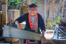 [Photo] Nghề làm giấy bản truyền thống của người Dao ở Hà Giang