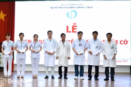 Tiến sỹ-bác sỹ Phạm Văn Dũng, Giám đốc Bệnh viện Đa khoa Thống Nhất khen thưởng các cá nhân tham gia phẫu thuật cứu sống mẹ con sản phụ. (Nguồn: báo Đồng Nai)