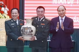 Chủ tịch nước Nguyễn Xuân Phúc tặng Tết cho cán bộ, chiến sỹ Bộ đội Biên phòng tỉnh Đắk Lắk. (Ảnh: Thống Nhất/TTXVN)