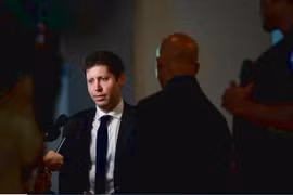 Giám đốc điều hành Sam Altman của OpenAI thảo luận về việc xây dựng một AI thiết bị với Cựu Giám đốc thiết kế của Apple Jony Ive. (Nguồn: The New York Times)