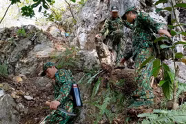 Những vách núi cheo leo gây rất nhiều khó khăn cho đội tìm kiếm quy tập hài cốt liệt sỹ Hà Giang khi tìm kiếm đồng đội. (Ảnh: Hoàng Hiếu/TTXVN)