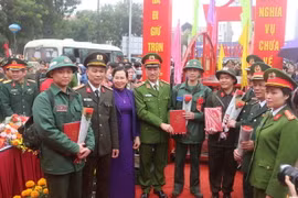 Trung tướng Nguyễn Duy Ngọc, Thứ trưởng Bộ Công an và Bí thư Tỉnh ủy Hà Nam Lê Thị Thủy tặng hoa, tặng quà cho tân binh. (Ảnh: Thanh Tuấn/TTXVN)