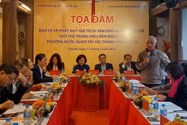 Các nhà nghiên cứu văn hóa trao đổi tại buổi Tọa đàm. (Ảnh: Đinh Thuận/TTXVN)