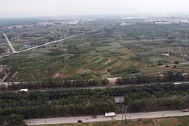 Tuyến vành đai 4 qua đại lộ Thăng Long trên địa bàn xã Song Phương. (Ảnh: Huy Hùng/TTXVN)