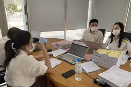 Cán bộ Cục Thuế tỉnh Bình Dương hướng dẫn, giải đáp các vướng mắc trong quá trình khai báo thuế của doanh nghiệp tại Cục. (Nguồn: Báo Bình Dương)