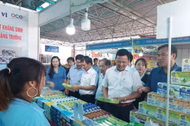 Các đại biểu tham quan các gian hàng trưng bày tại Tuần hàng. (Ảnh: TTXVN phát)