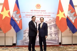 Bộ trưởng Ngoại giao Bùi Thanh Sơn đón Phó Thủ tướng, Bộ trưởng Ngoại giao và Hợp tác quốc tế Campuchia Prak Sokhonn. (Ảnh: Lâm Khánh/TTXVN) 
