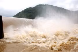Xả lũ hồ thủy điện. (Ảnh: TTXVN)
