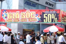 Chương trình khuyến mãi thu hút đông đảo khách hàng tại MediaMart. (Ảnh: Thanh Tâm/Vietnam+)
