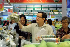 Người tiêu dùng chọn lựa rau củ quả tại siêu thị. (Ảnh: Thanh Vũ/TTXVN)