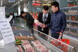 Gian hàng bán thực phẩm sạch tại siêu thị. (Ảnh: Đình Huệ/TTXVN)