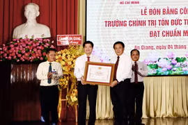 Giáo sư, Tiến sỹ Nguyễn Xuân Thắng, Ủy viên Bộ Chính trị, Giám đốc Học viện Chính trị quốc gia Hồ Chí Minh, Chủ tịch Hội đồng lý luận Trung ương trao Bằng công nhận trường chính trị chuẩn mức 1 cho Trường Chính trị Tôn Đức Thắng An Giang. (Ảnh: Thanh Sang/TTXVN)