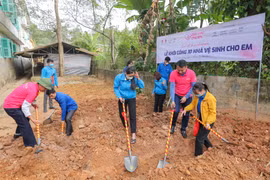 Quỹ Vì Tầm Vóc Việt khởi công 32 nhà vệ sinh cho học sinh vùng khó