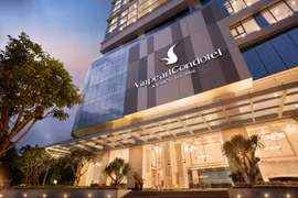 Vinpearl Condotel Beachfront Nha Trang có vị trí thuận lợi tại đường Trần Phú, cung đường biển đẹp nhất thành phố. ( Ảnh: CTV)