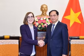 Bộ trưởng Ngoại giao Bùi Thanh Sơn tiếp Thống đốc bang Oregon của Hoa Kỳ Kate Brown. (Ảnh: TTXVN phát)