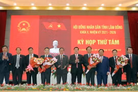 Ông Võ Ngọc Hiệp (người thứ 3 bên trái) được bầu làm Phó chủ tịch UBND tỉnh Lâm Đồng. (Ảnh: Chu Quốc Hùng/TTXVN)
