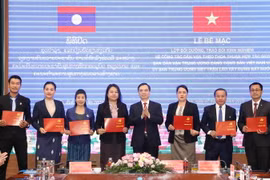 Học viên Lớp bồi dưỡng nhận Chứng nhận tốt nghiệp. (Ảnh: Phương Hoa/TTXVN)