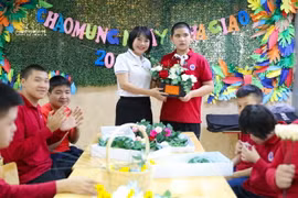 Trong gần 30 năm công tác tại ngôi trường đặc biệt này, cô giáo Lê Thanh Hà đã trở thành một hình ảnh thân thiện, ấm áp của học sinh mỗi ngày đến trường. (Ảnh: Thanh Tùng/TTXVN)