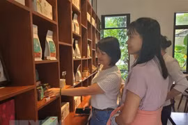 Du khách tham quan mua sắm các sản phẩm chế biến từ hạt ca cao tại khu công viên ca cao, xã Xà Bang, huyện Châu Đức, tỉnh Bà Rịa-Vũng Tàu. (Ảnh: Hoàng Nhị/TTXVN)