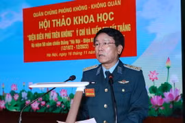 Trung tướng Vũ Văn Kha, Quyền Tư lệnh Quân chủng Phòng không-Không quân phát biểu tại hội thảo. (Ảnh: Trọng Đức/TTXVN)
