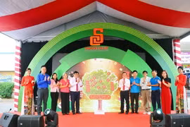 Đại diện sở, ngành và Saigon Co.op thực hiện nghi thức khởi động chương trình khuyến mãi Tết “Khai Tết xanh-Gieo lộc lành” tại Co.opmart Huỳnh Tấn Phát, quận 7, Thành phố Hồ Chí Minh. (Ảnh: Mỹ Phương/TTXVN)