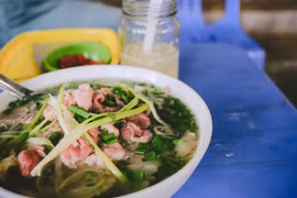 Bát phở bò hấp dẫn thực khách. (Ảnh: Lê Minh Sơn/Vietnam+)