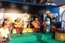 Các nghệ sỹ, nghệ nhân biểu diễn tại Không gian Hội tụ tinh hoa Di sản văn hóa phi vật thể đại diện các vùng, miền tại Bạc Liêu năm 2022. (Ảnh: Nhật Bình/TTXVN)