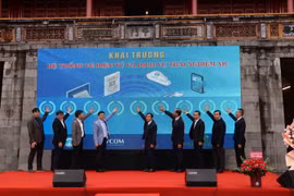 Các đại biểu ấn nút Khai trương hệ thống vé điện tử và dịch vụ trải nghiệm thực tế ảo XR. (Ảnh: Đỗ Trưởng/TTXVN)