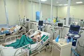 Khoa Hồi sức tích cực (Bệnh viện Bệnh Nhiệt đới Trung ương) điều trị cho bệnh nhân COVID-19 nặng. (Ảnh: Minh Quyết/TTXVN)