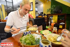 Du khách nước ngoài thưởng thức mỳ Quảng.