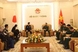 Trung tướng Trịnh Văn Quyết tiếp đoàn đại biểu Trường Lý luận Chính trị QĐND Lào. (Ảnh: TTXVN/phát)