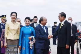 Thủ tướng Thái Lan Prayut Chan-o-cha và Phu nhân đón Chủ tịch nước Nguyễn Xuân Phúc và Phu nhân tại Sân bay Không quân Hoàng gia Thái Lan. (Ảnh: Thống Nhất/TTXVN)
