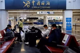 Du khách chờ lấy hành lý tại Sân bay Quốc tế thủ đô Bắc Kinh, trong bối cảnh dịch bệnh do COVID-19 bùng phát. (Nguồn: Reuters)