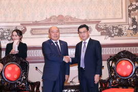 Ông Nguyễn Văn Dũng (phải), Phó Chủ tịch Hội đồng Nhân dân Thành phố Hồ Chí Minh và ông Hang Chang Hwa, Hội đồng tỉnh Gyeongsangbuk của Hàn Quốc tại buổi tiếp. (Ảnh: Xuân Khu/TTXVN)