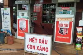 Một cửa hàng xăng dầu vẫn treo bảng hết xăng dầu. (Ảnh: TTXVN)