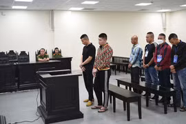 Các bị cáo tại phiên tòa. (Nguồn: hanoimoi.com.vn)