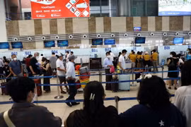 Hành khách xếp hàng vào làm thủ tục tại khu vực của hãng hàng không Vietnam Airlines tại Cảng Hàng không quốc tế Nội Bài. (Ảnh: Huy Hùng/TTXVN)
