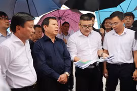 Đoàn kiểm tra công tác chuẩn bị mặt bằng Lễ khởi công dự án thành phần đoạn Quảng Ngãi-Hoài Nhơn. (Ảnh: Phạm Cường/TTXVN)