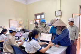 Sau khi gửi rác, nếu không nhận tiền ngay thì khách hàng có thể tích điểm và tiền vào tài khoản của mình. Khi tài khoản đạt đến 300 điểm tích lũy mà chủ tài khoản chưa rút tiền sẽ được Công ty cộng trả lãi suất 1%/năm. (Ảnh: Thanh Vân/TTXVN)