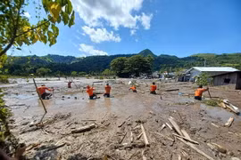 Lực lượng cứu hộ tìm kiếm người mất tích sau bão Nalgae tại Datu Odin Sinsuat, tỉnh Maguindanao, Philippines, ngày 31/10 vừa qua. (Ảnh: AFP/TTXVN)