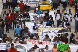 Mexico: Hàng nghìn người tuần hành ủng hộ 43 giáo sinh mất tích