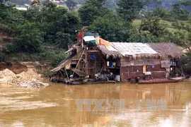 Chiếc tàu cuốc khai thác vàng sa khoáng tại Nghệ An. Ảnh minh họa. (Nguồn: Lê Bá Liễu/TTXVN)