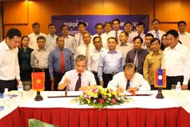 Toàn cảnh lễ ký biên bản cuộc họp. (Ảnh: Hoàng Chương/Vietnam+)