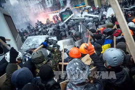 Xung đột giữa cảnh sát và người biểu tình tại Kiev. (Ảnh: AFP/TTXVN)
