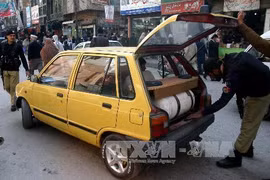 Cảnh sát Pakistan kiểm tra phương tiện giao thông trong bối cảnh an ninh được tăng cường tại Peshawar ngày 17/2. (Ảnh: THX/TTXVN)
