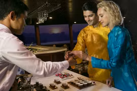 Du khách quốc tế yêu thích văn hóa trà Việt. (Ảnh: CTV/Vietnam+)